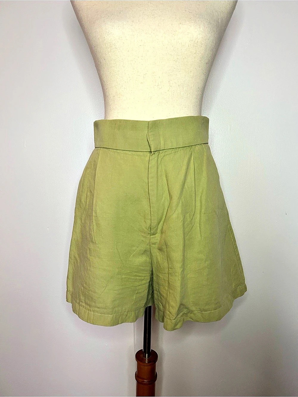 ZARA High Waist Shorts in Green - Size Small